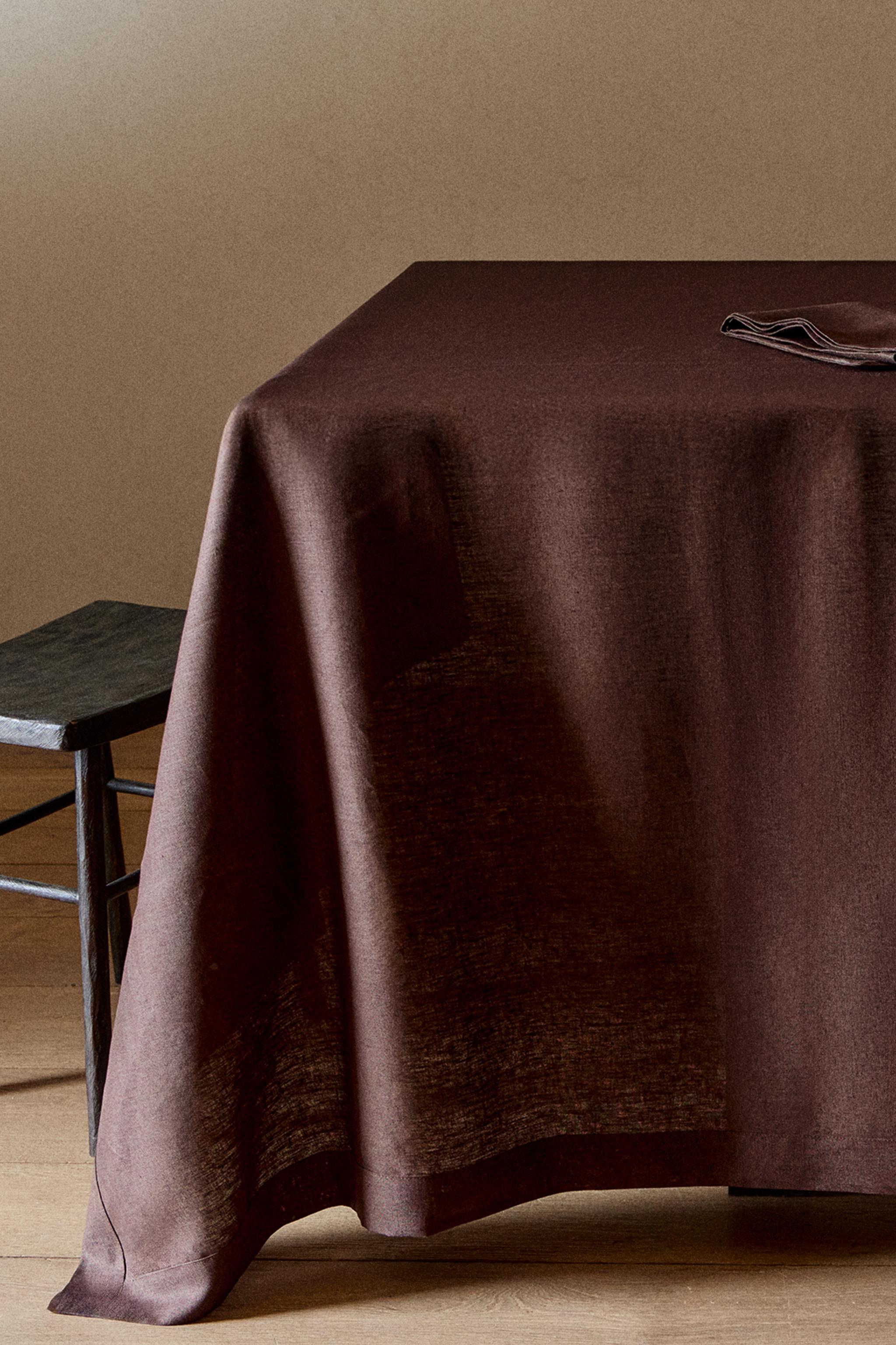 PLAIN-COLOURED LINEN TABLECLOTH